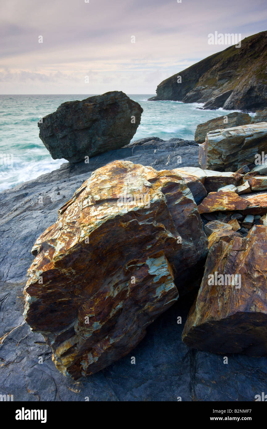 Steinschlag von instabilen Klippen an der Küste am Tregardock Strand Cornwall England Stockfoto