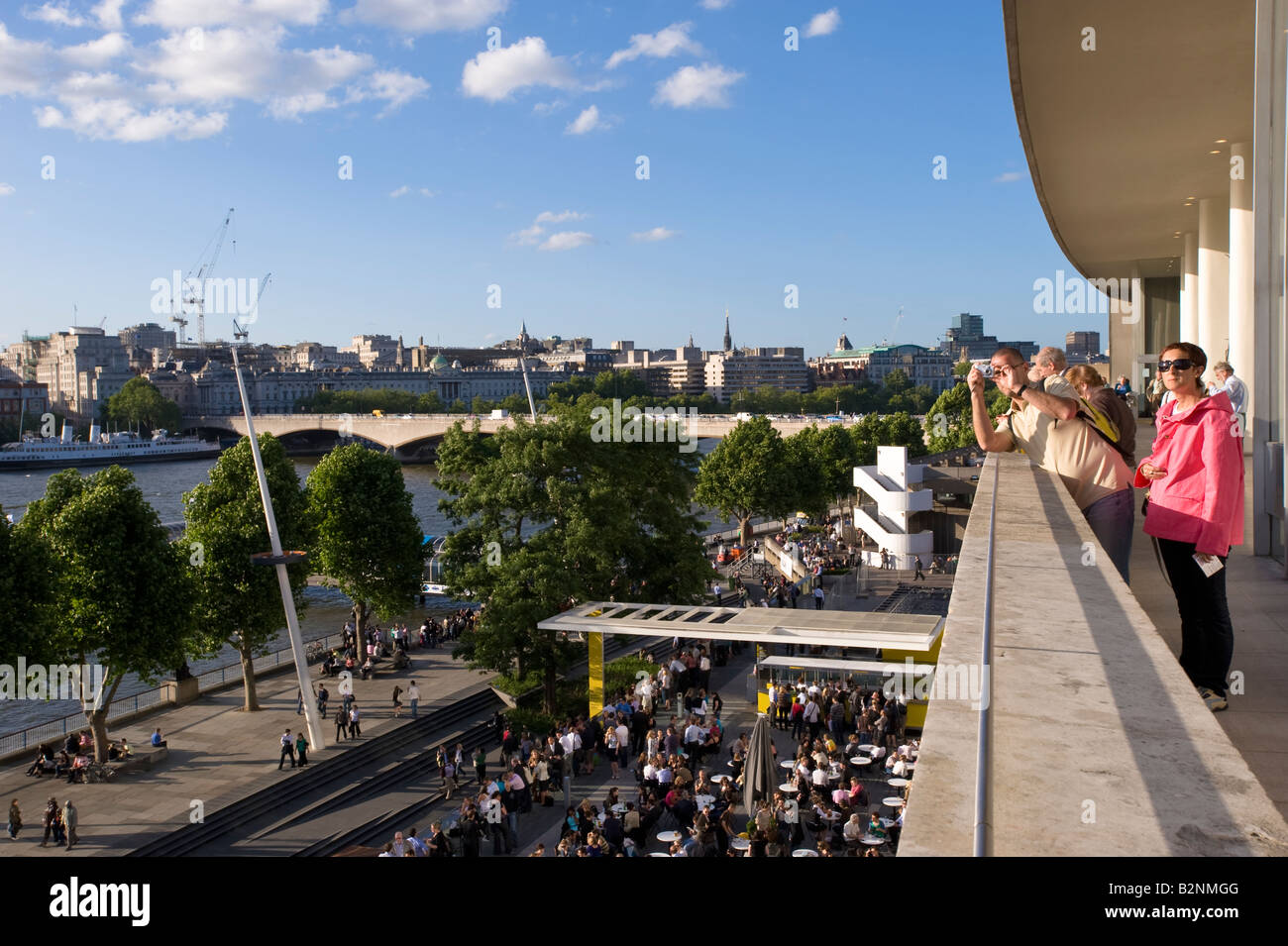 Entspannen Sie sich und genießen Sie einen Drink auf der Terrasse vom Royal Festival Hall Southbank SE1 London Vereinigtes Königreich Stockfoto