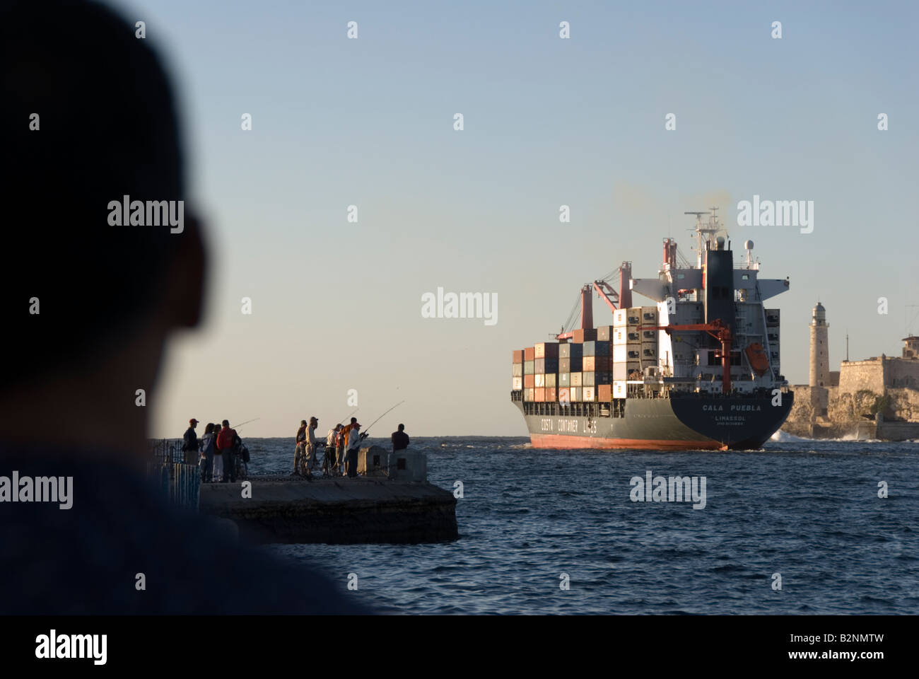 FRACHTSCHIFF VERLÄSST DIE HAFEN VON HAVANNA-KUBA MIT EXPORTGÜTERN WÄHREND DER ZEIT DES HANDELSEMBARGOS Stockfoto