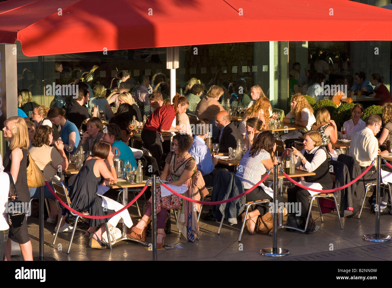Menschen zu genießen, Essen und trinken vom Royal Festival Hall Southbank SE1 London Vereinigtes Königreich Stockfoto