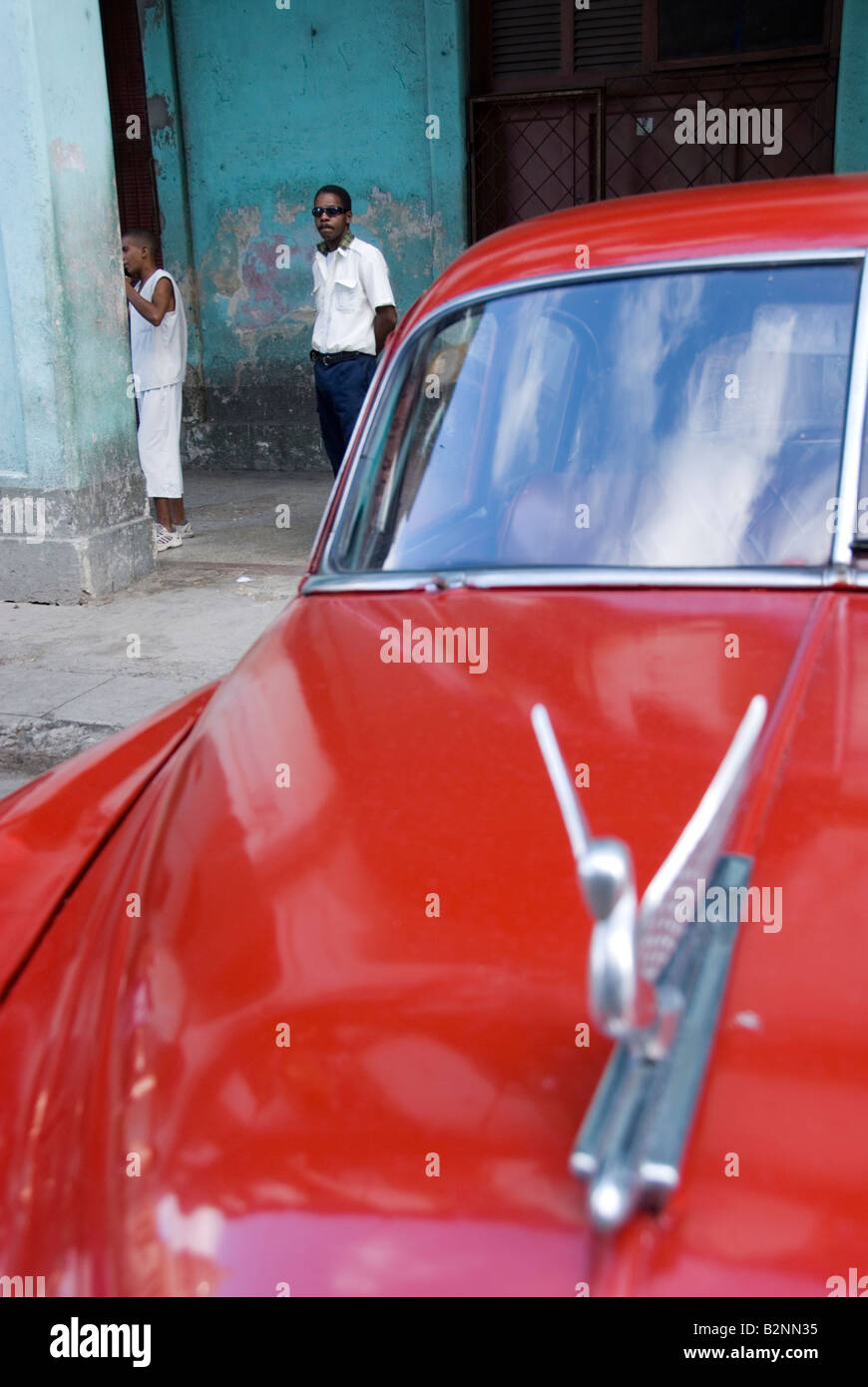Mit Blick auf eine geflügelte Haube Maskottchen von einem alten amerikanischen Oldtimer gegenüber Menschen auf dem Bürgersteig in La Habana Vieja Havanna Kuba Stockfoto