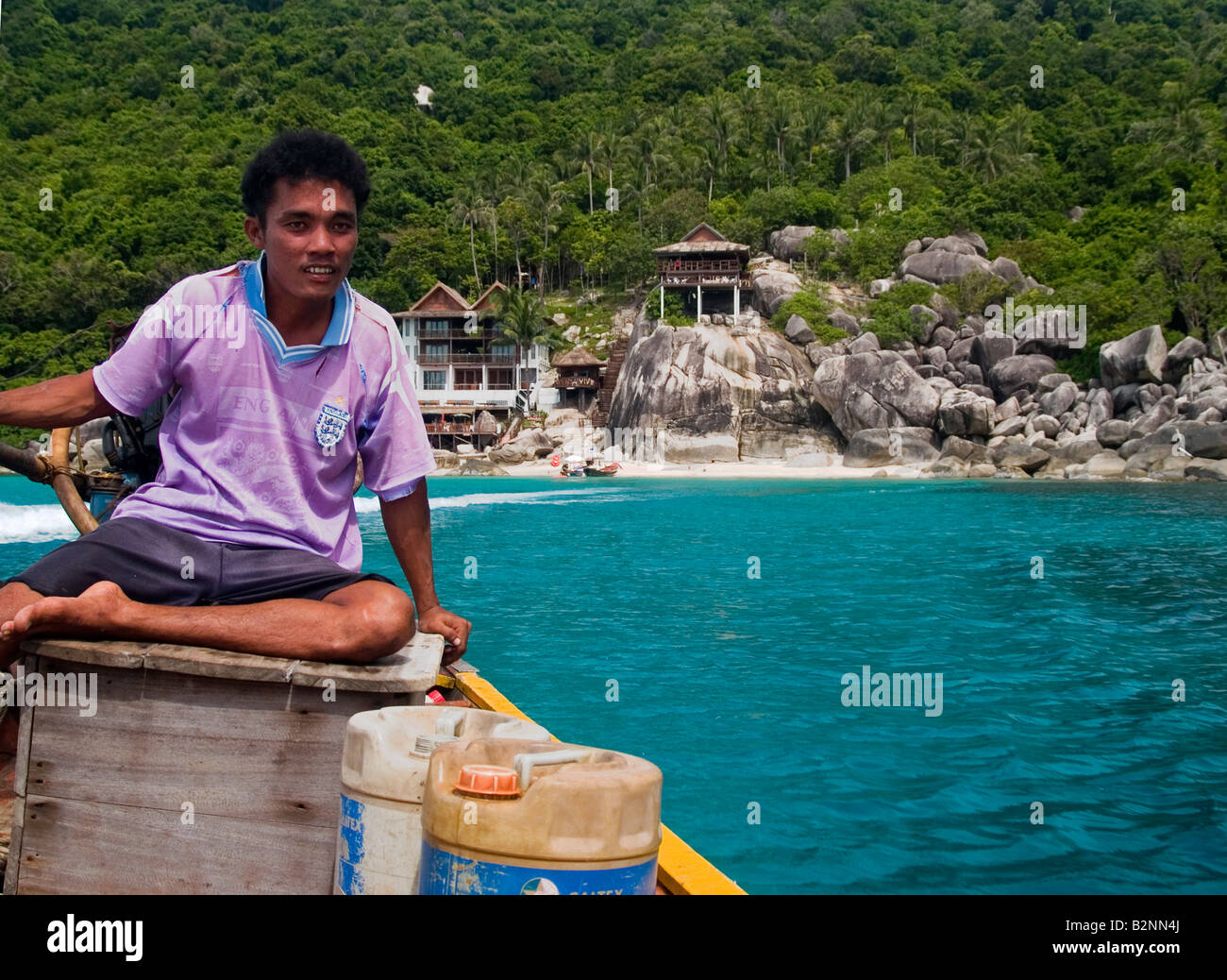 Bootsführer verlassen schöne Mango Bay auf Koh Tao Insel in Thailand Stockfoto