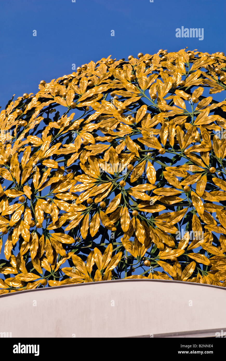 Goldenen Lorbeer Blätter oberhalb der Sezession Gebäude, Karlsplatz, Wien, Österreich Stockfoto