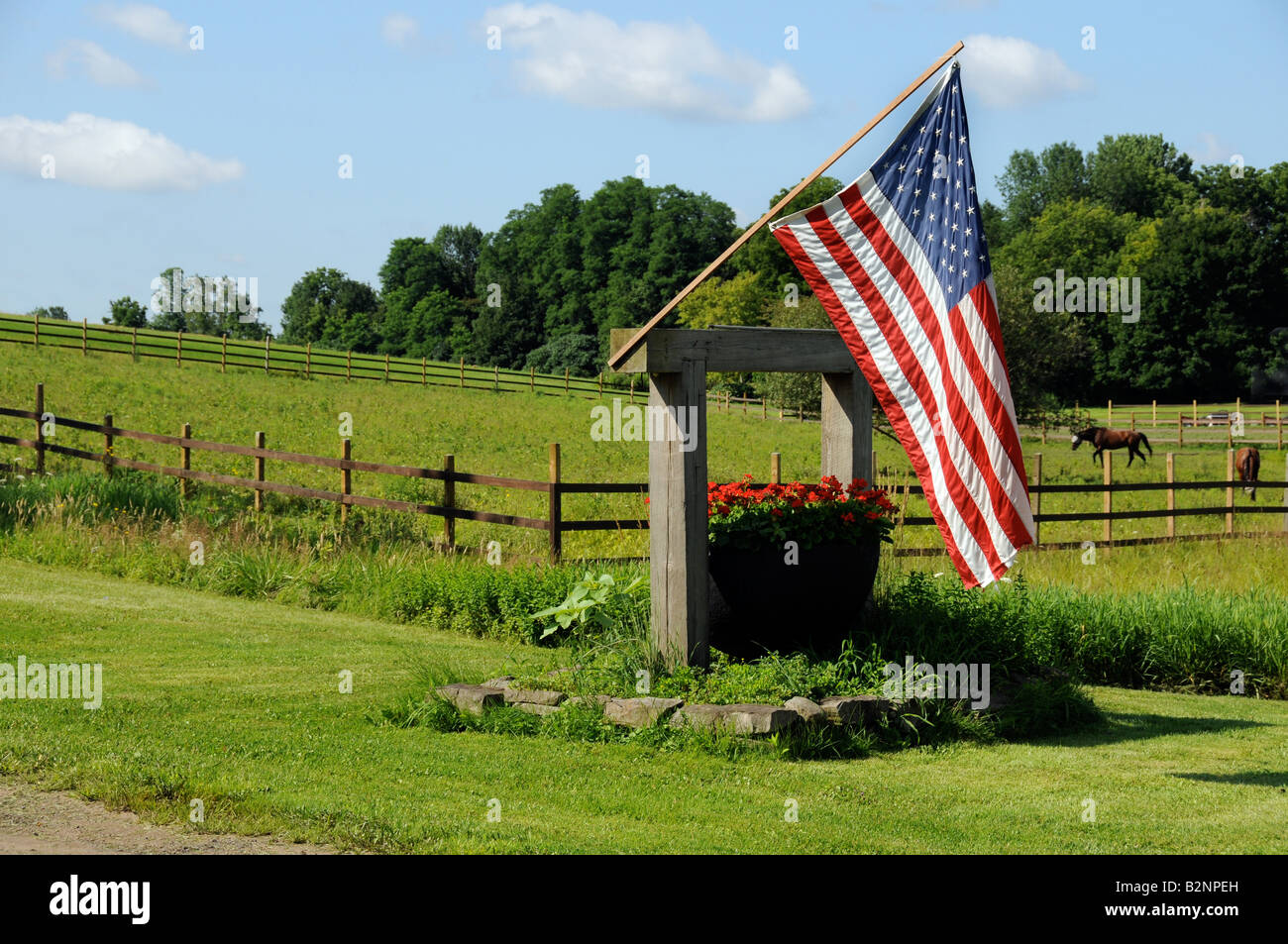Die Stars And Stripes fliegen stolz am Tor zu einer Ranch im US-Bundesstaat, NY. Stockfoto