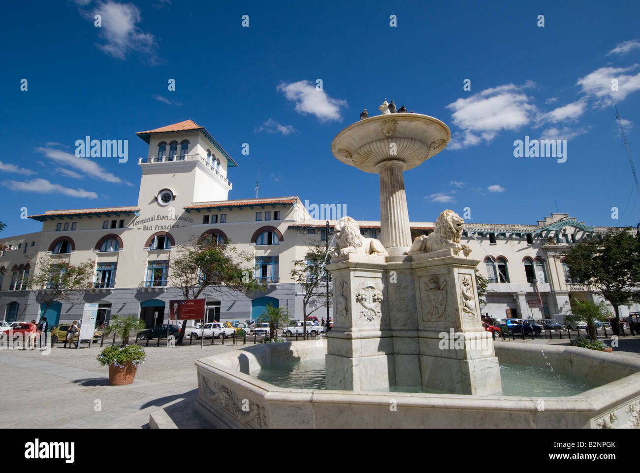 Frisch renoviertes Terminal "Sierra Maestra" gesehen von Plaza de San Francisco Habana Vieja Havanna Stockfoto
