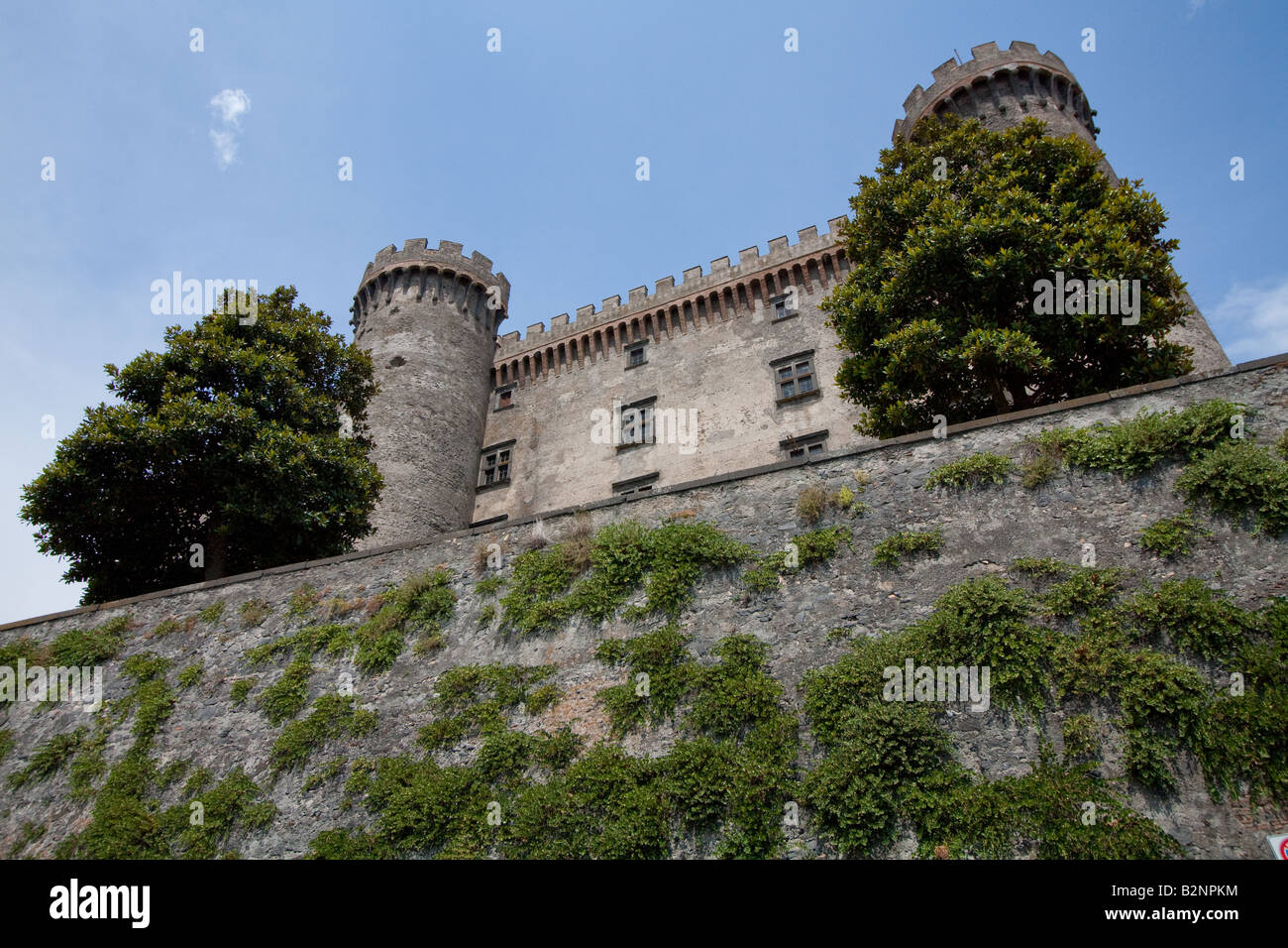 Die Burg von Bracciano vom Hauptplatz entfernt, in Mittelitalien Stockfoto