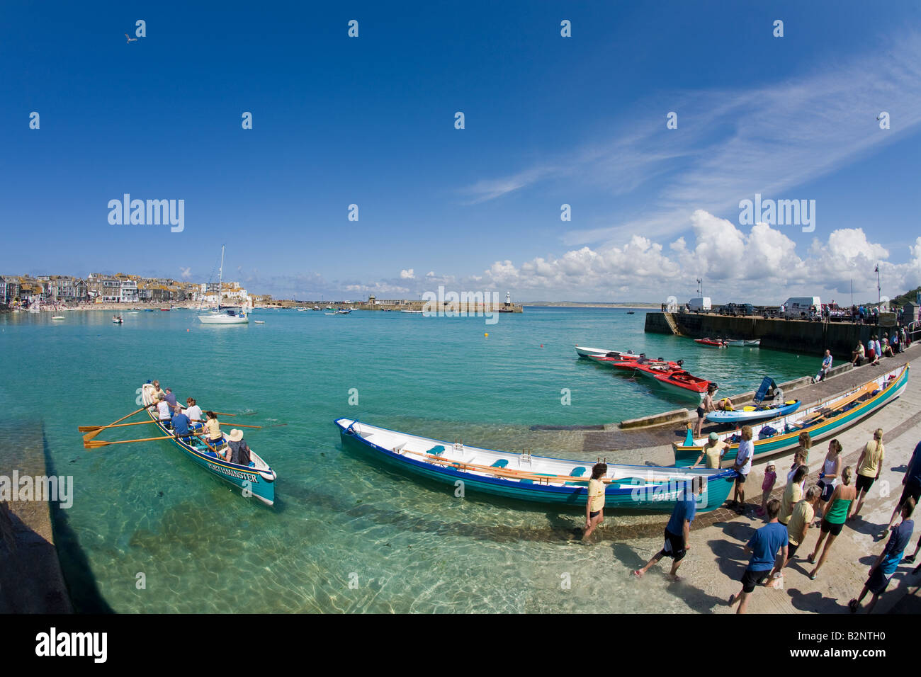 Jugendliche einen kornischen pilot Gig im alten Hafen Hafen bei Sommersonnenschein St Ives Cornwall West Country England UK GB Rudern Stockfoto