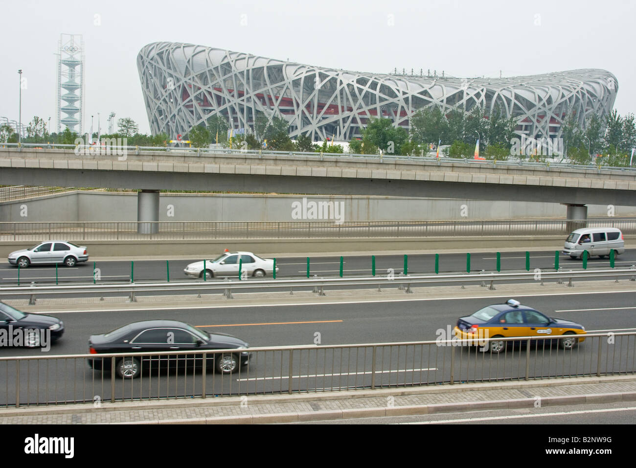 Nationalstadion Peking oder Vögel nisten und graue Himmel in Peking China Stockfoto