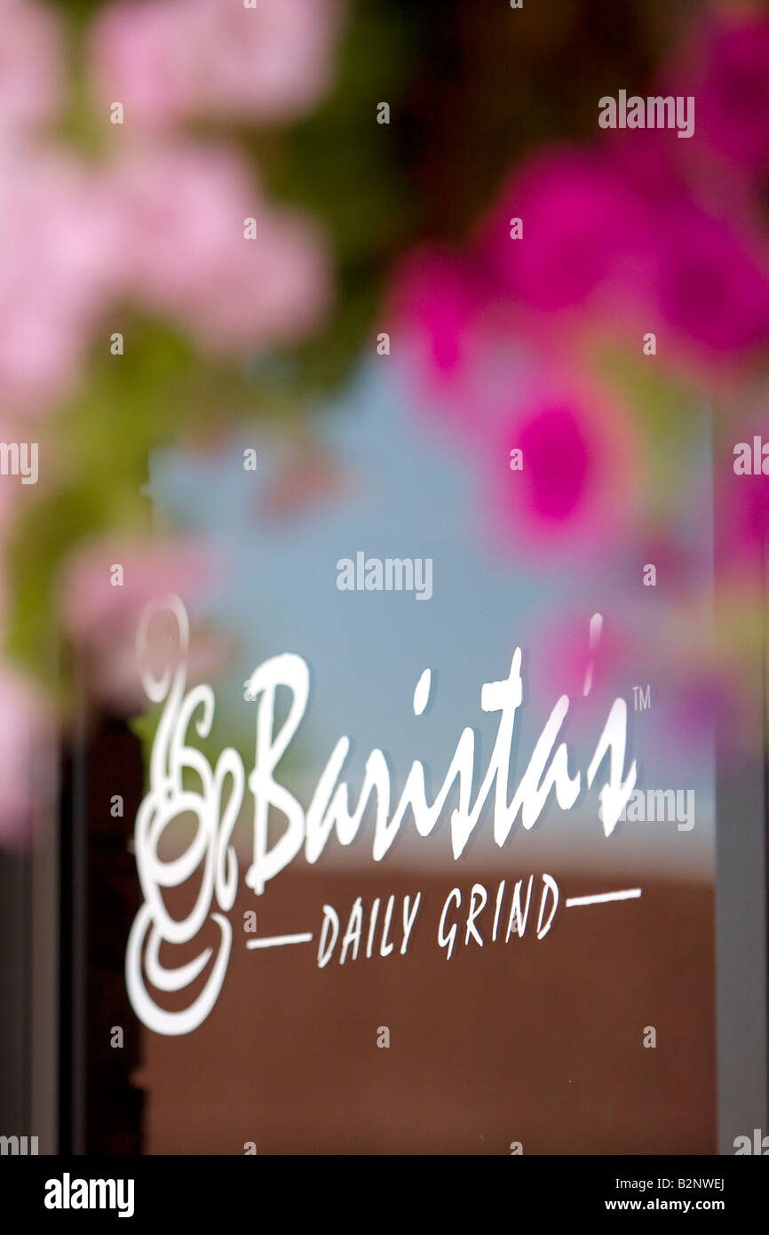 Das Logo auf der vorderen Tür des Baristas Daily Grind in Kearney, Nebraska Stockfoto
