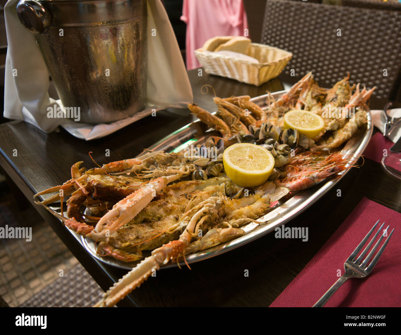 Costa Blanca Spanien Alicante Fischplatte typisch für Marina Restaurant La Brújula zu zweit zu teilen Stockfoto