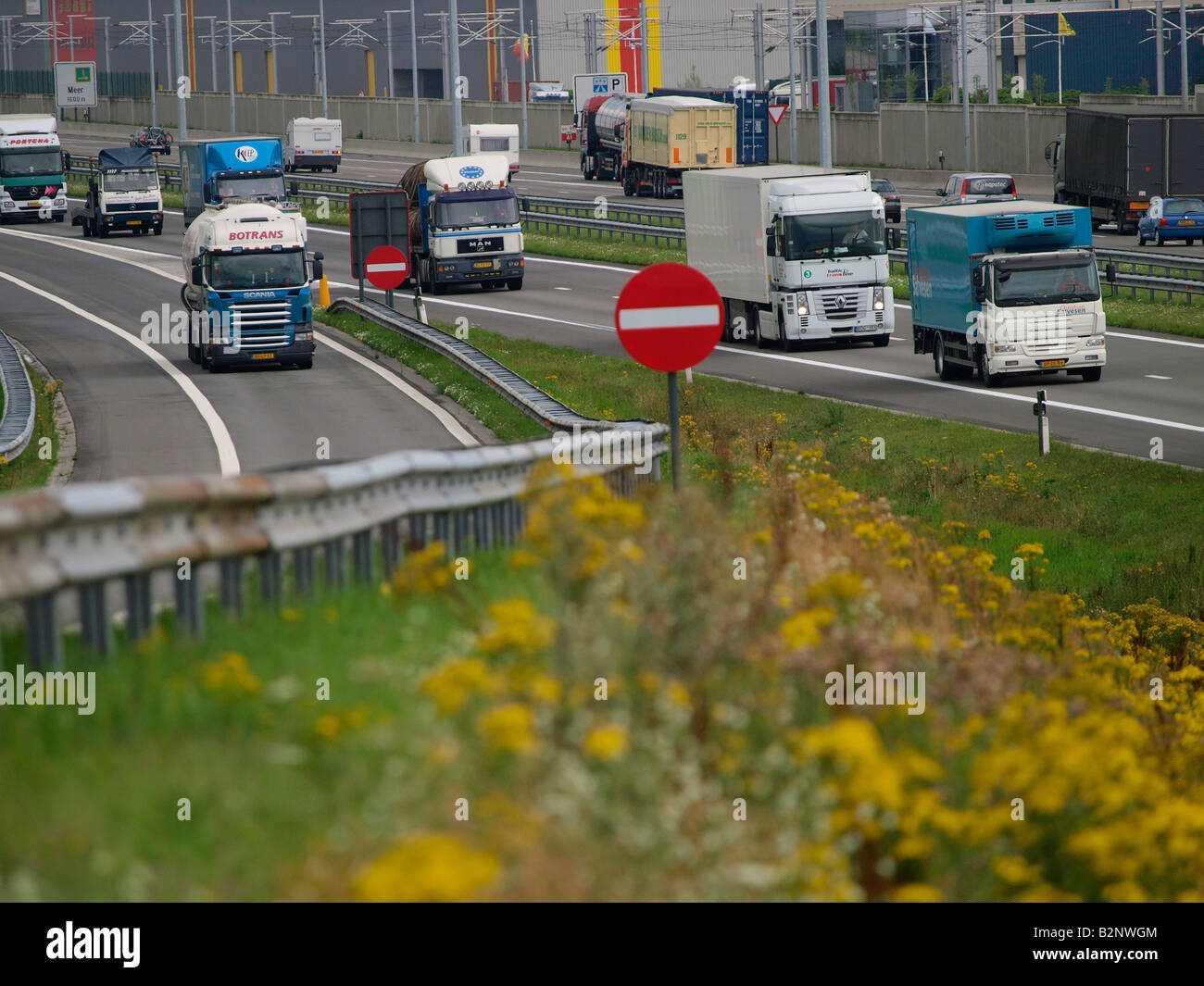 Straßenverkehr in Europa viele Lkw dichten Verkehr auf der Autobahn E19 nahe der niederländischen und belgischen Grenze Stockfoto