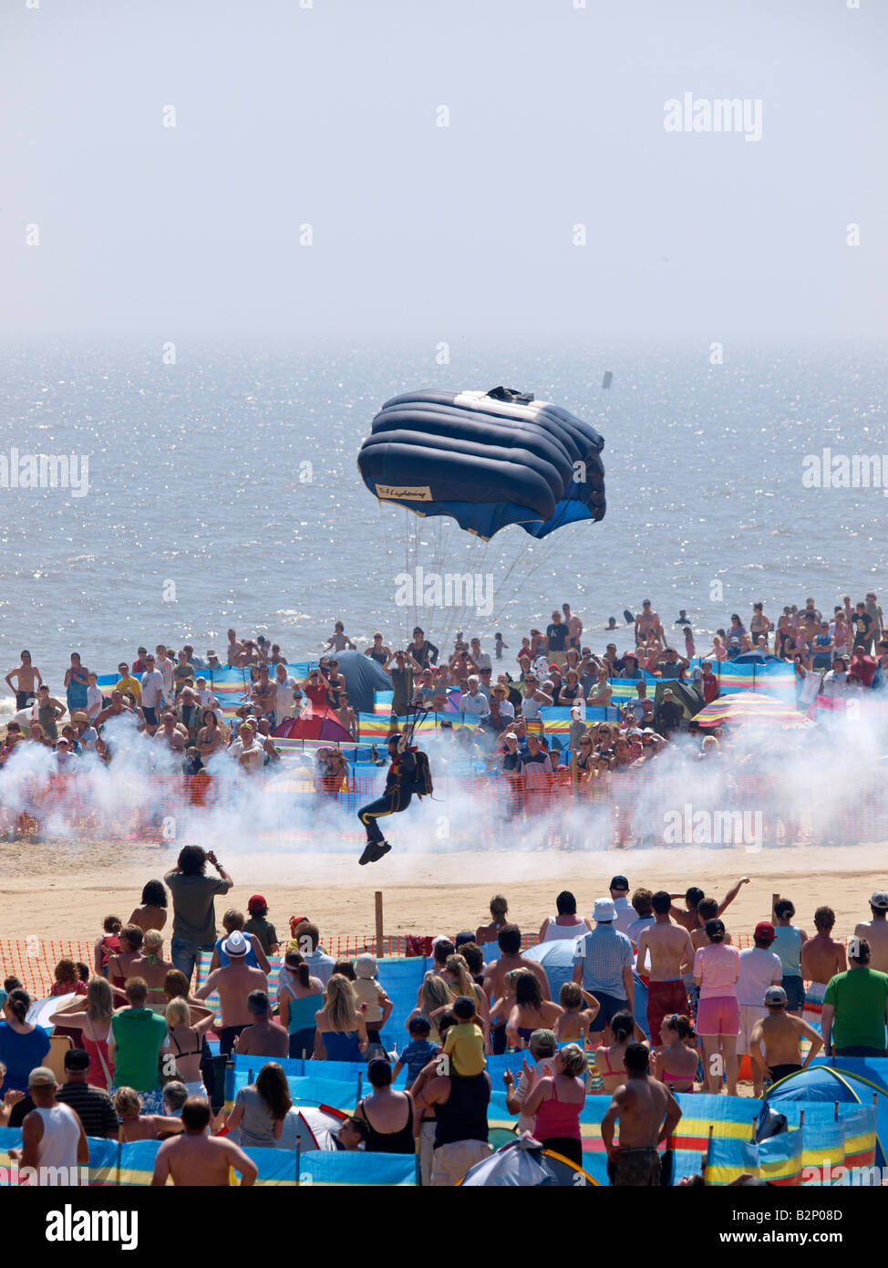 Armee tiger Fallschirm display Team Landung am Strand von lowestoft air show Suffolk England Großbritannien Stockfoto