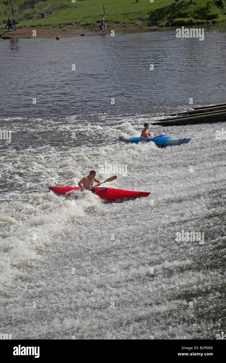 Kanufahren auf Weir River Avon Fladbury Worcestershire England Stockfoto