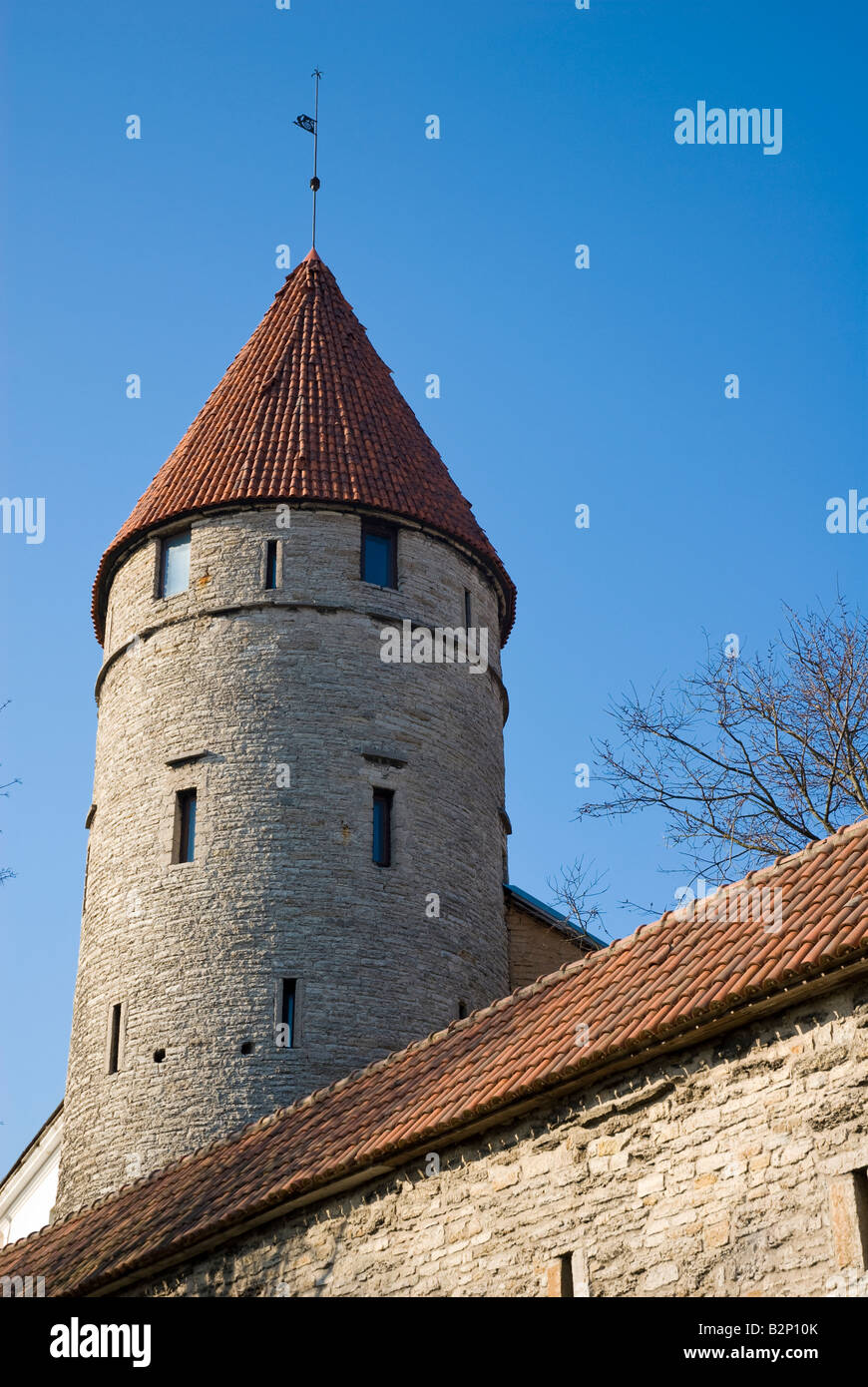 Die Stadtmauer, mit einer Reihe von Türmen entlang seiner Länge, umgibt die gut erhaltene mittelalterliche Altstadt von Tallinn, Estland. Stockfoto