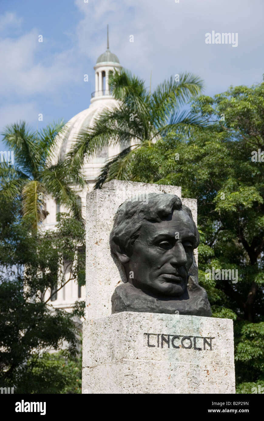 Büste des amerikanischen Präsidenten Abraham Lincoln mit der Kuppel des Capitolio im Hintergrund in La Havanna Vieja Kuba Stockfoto