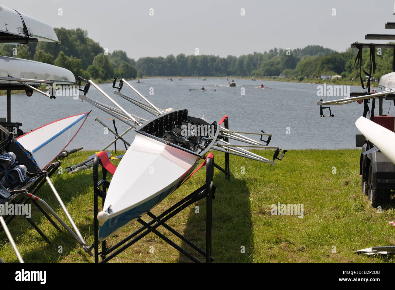 Ein vier Ruderboot bei der Peterborough Juni Regatta auf Böcke auf der Seite ein Renn-See zu sitzen. Stockfoto