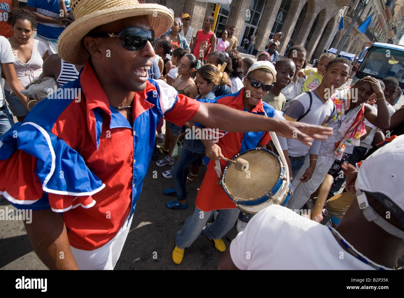 Afrocubanischen Karneval Gruppe Los Componedores de Batea durchführen in den Straßen von La Habana Vieja Havanna Kuba Stockfoto