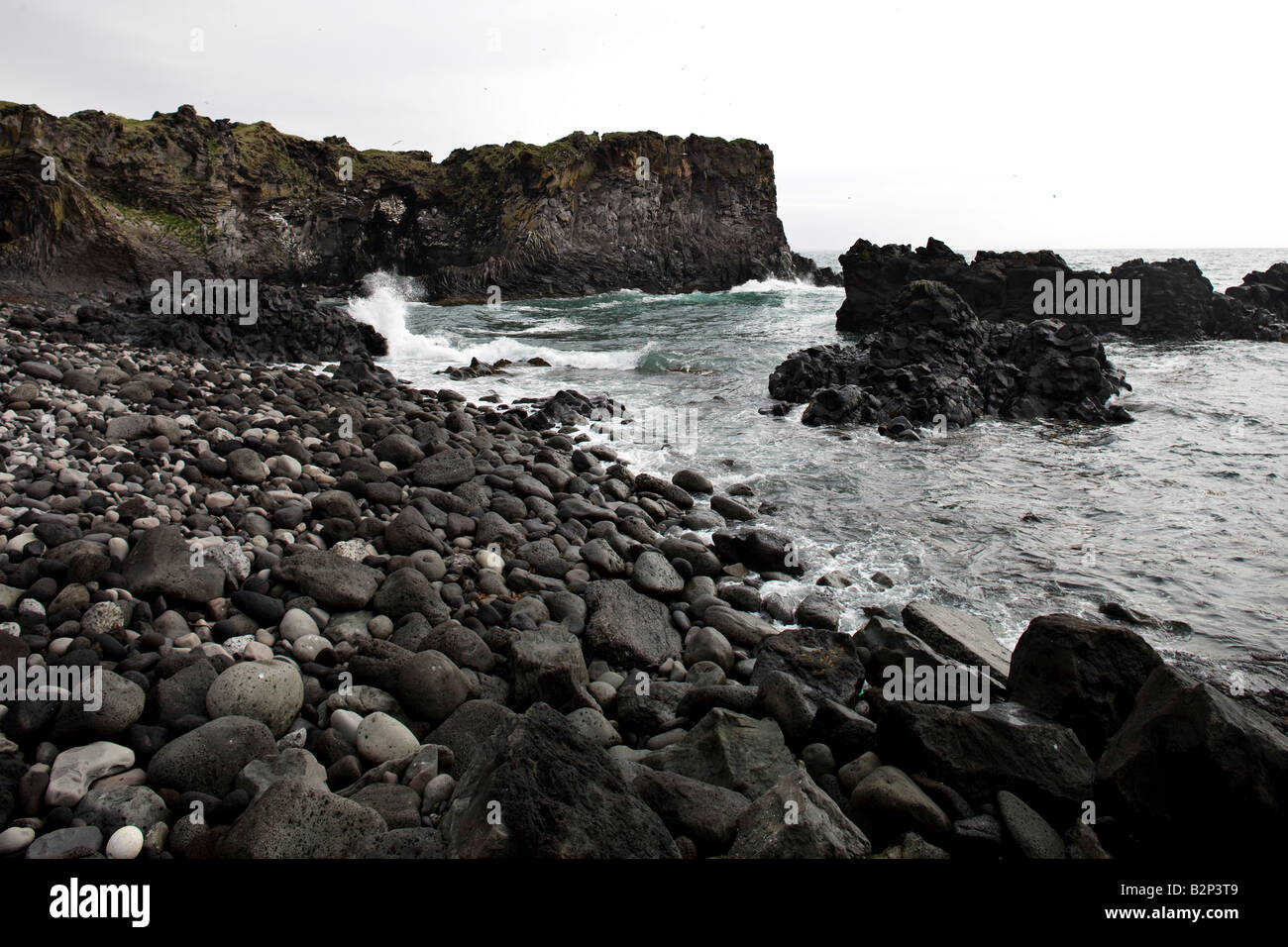 Meer, Strand und Klippen bei Hellnar Island Stockfoto