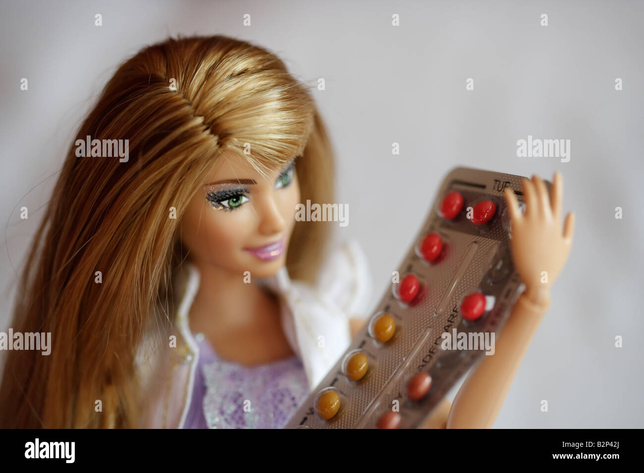 Barbie Doll Serie. Barbie braucht die Antibaby-Pille. Erfolgreiche und erfolglose pro Tag Stockfoto