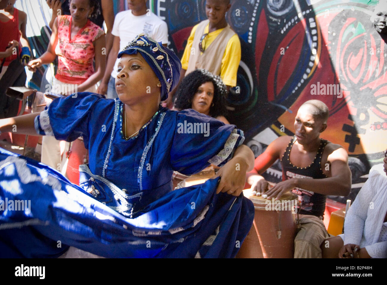 Frau tanzt im Afro-kubanische Rumba-Performance im Callejon de Hamel im Stadtteil Cayo Hueso Havanna Kuba Stockfoto