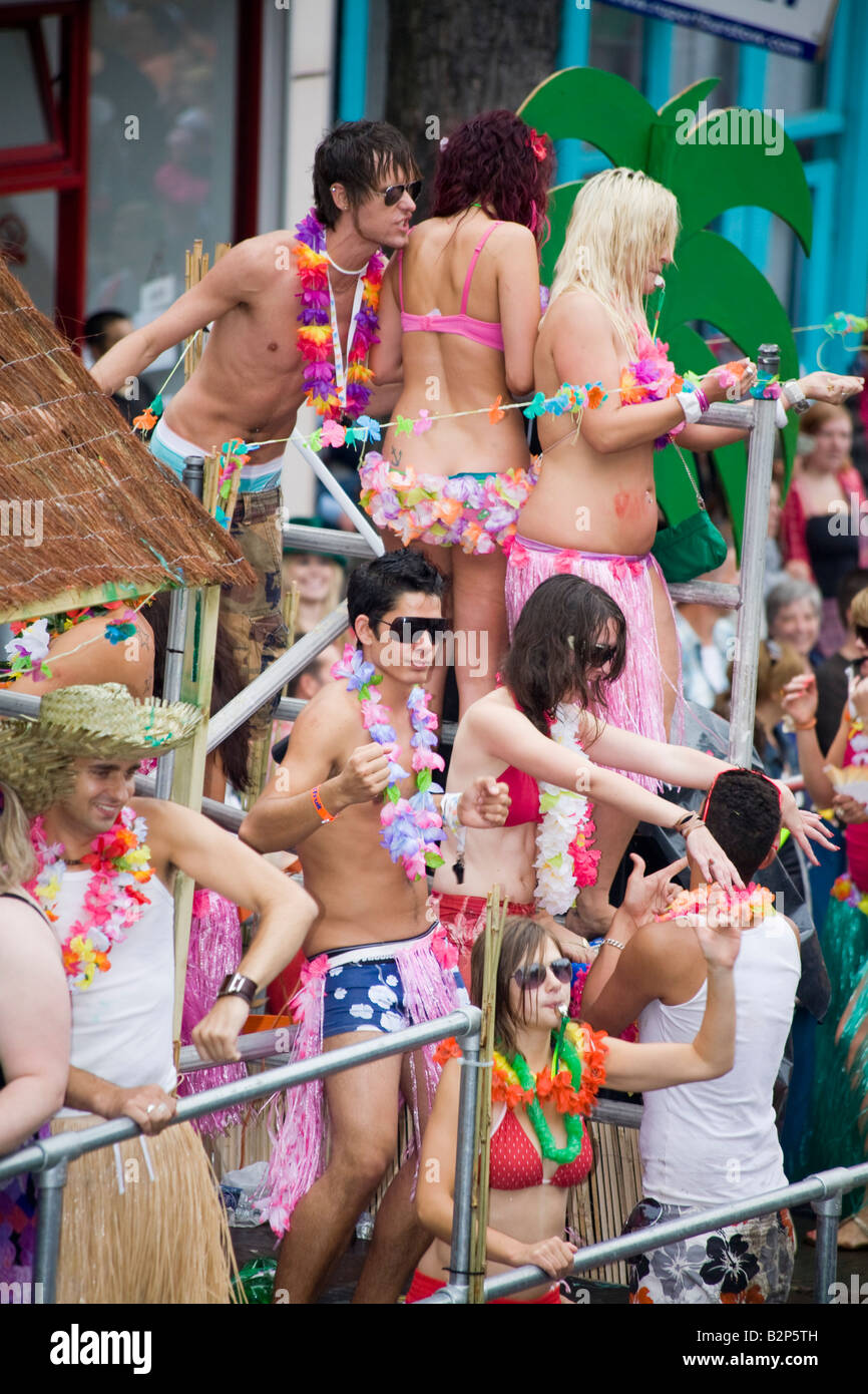 Tropenstrand Schwimmer in Brightons Gay Pride. Stockfoto