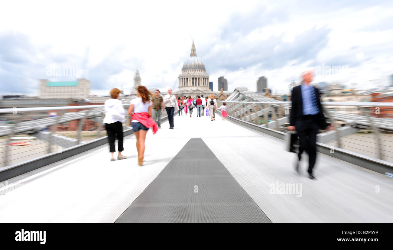 Menschen, die zu Fuß über die Millennium Bridge London mit St. Pauls Kathedrale im Hintergrund Stockfoto