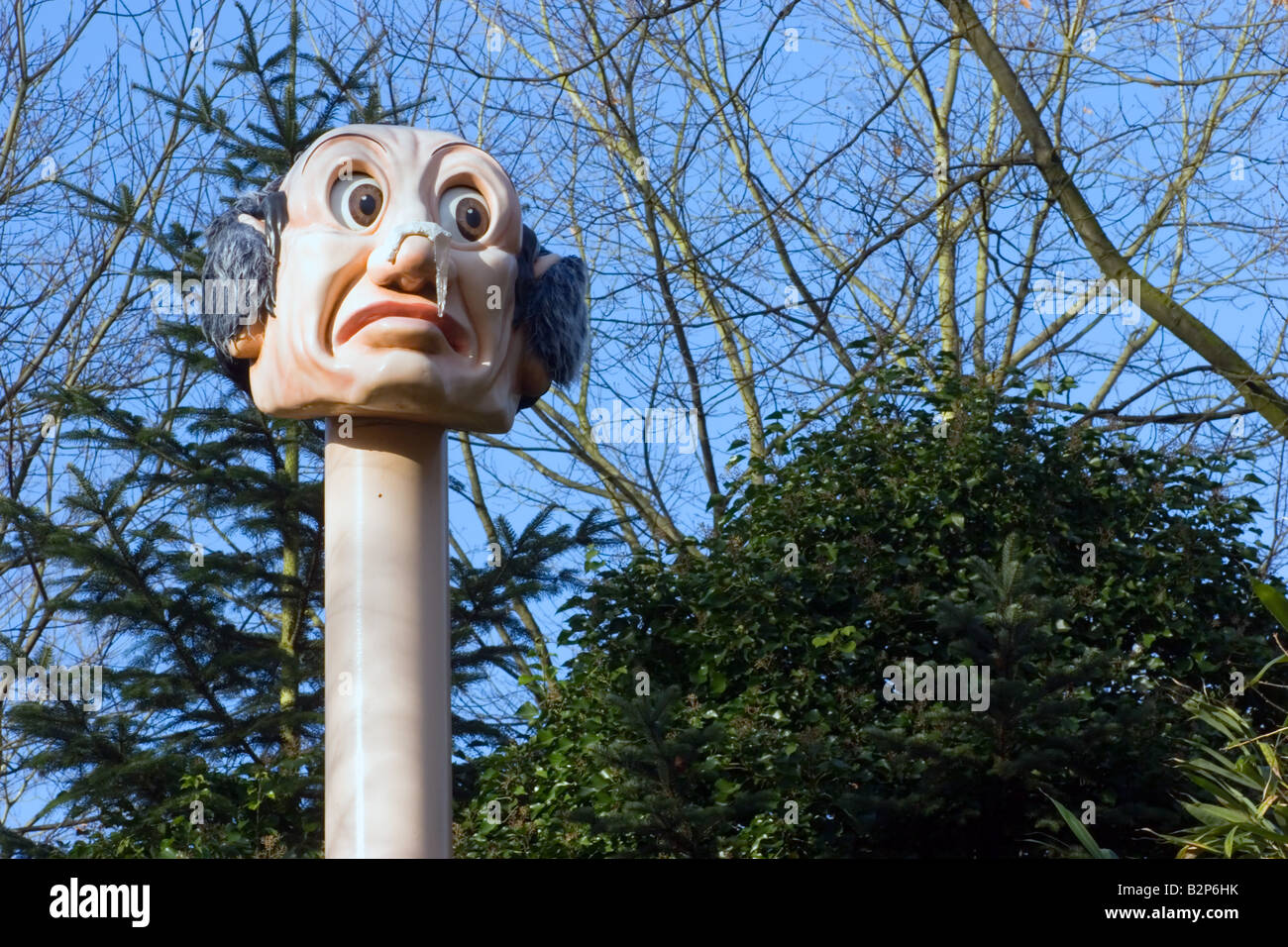 Die Märchen-Figur Langhals (Langnek) hebt seinen Kopf über dem Laub im Freizeitpark Efteling, Kaatsheuvel, Holland Stockfoto