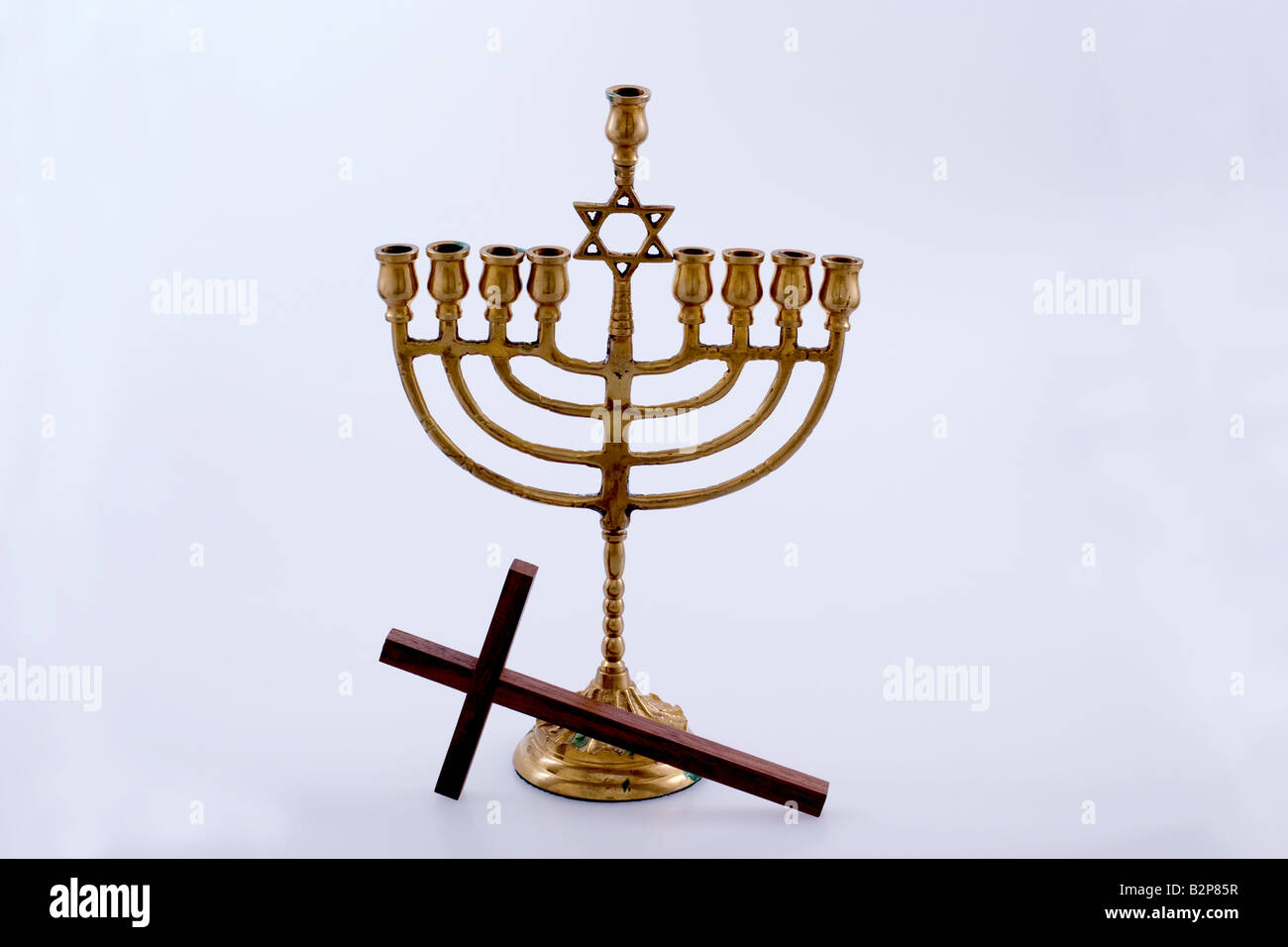 Christliches Kreuz und jüdische menorah Stockfotografie Alamy