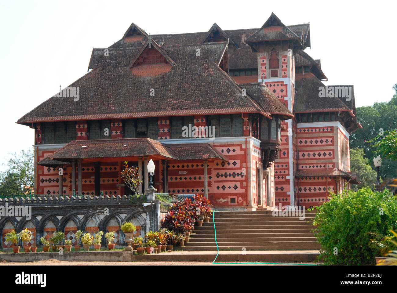 Einem denkmalgeschützten Gebäude mit roten Ziegeln und roten Ziegeln in Kerala, Indien Stockfoto