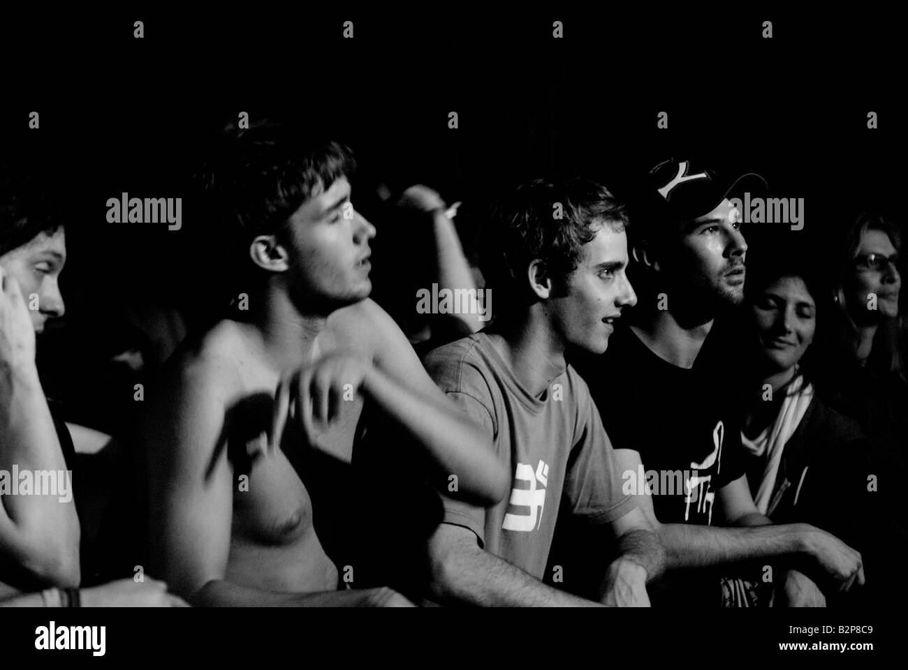 Schwarz / weiß Bild des Jugendlichen Publikums während dj-set beim Musikfestival Stockfoto