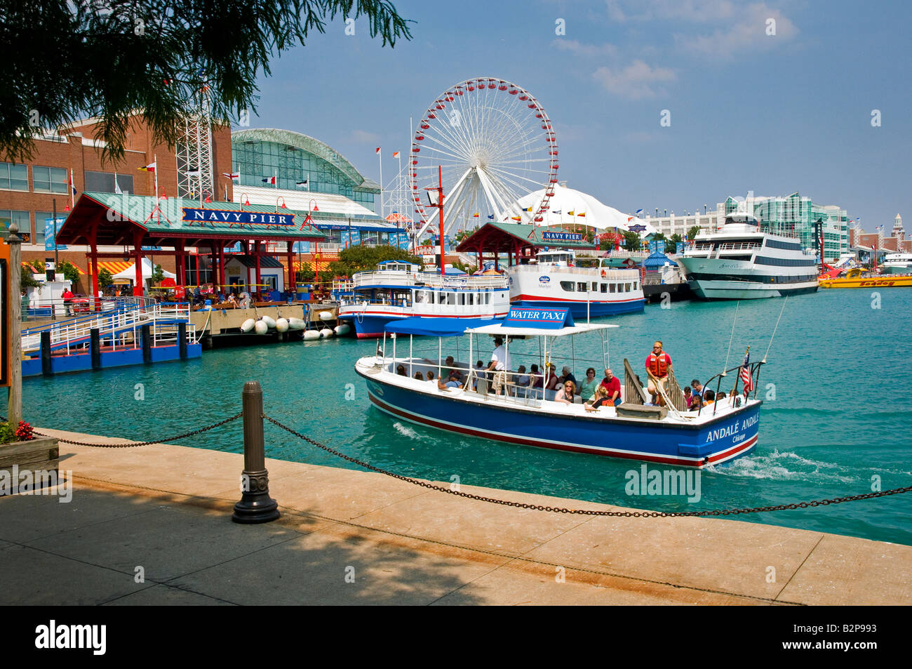 Chicago Navy Pier mit Wassertaxi andocken und entlasten Passagiere vorbereitet. Stockfoto