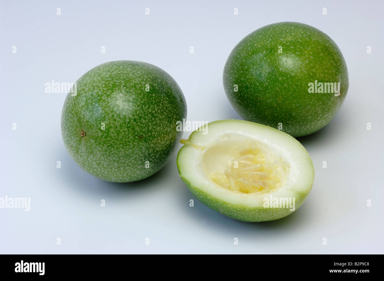 Passionsfrucht (Passiflora Edulis F. Flavicarpa), ganze und halbierte Früchte, Studio Bild Stockfoto