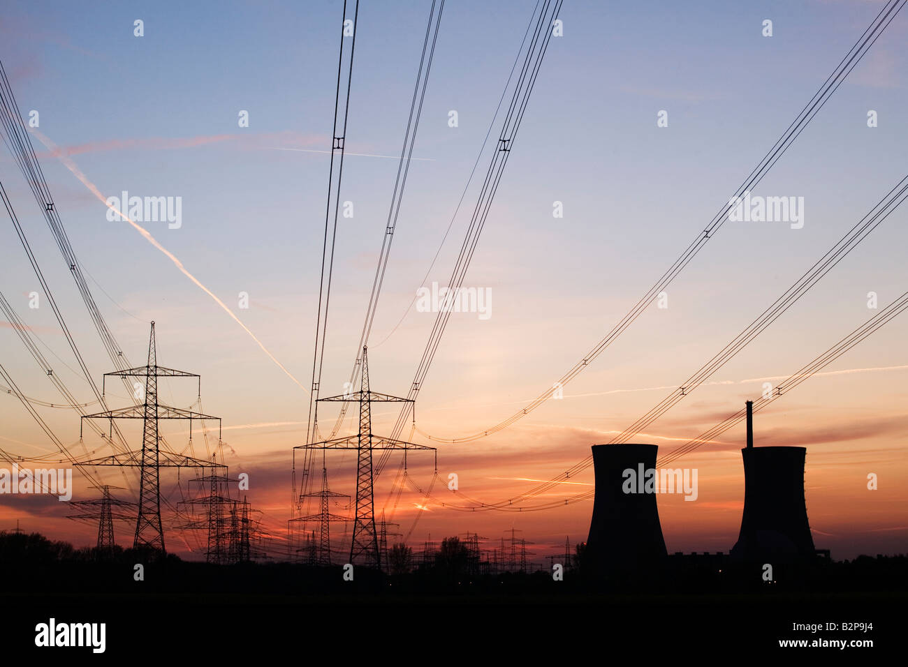 Kernkraftwerk Grafenrheinfeld bei Schweinfurt Bayern Deutschland Europa EU in der Abenddämmerung Stockfoto