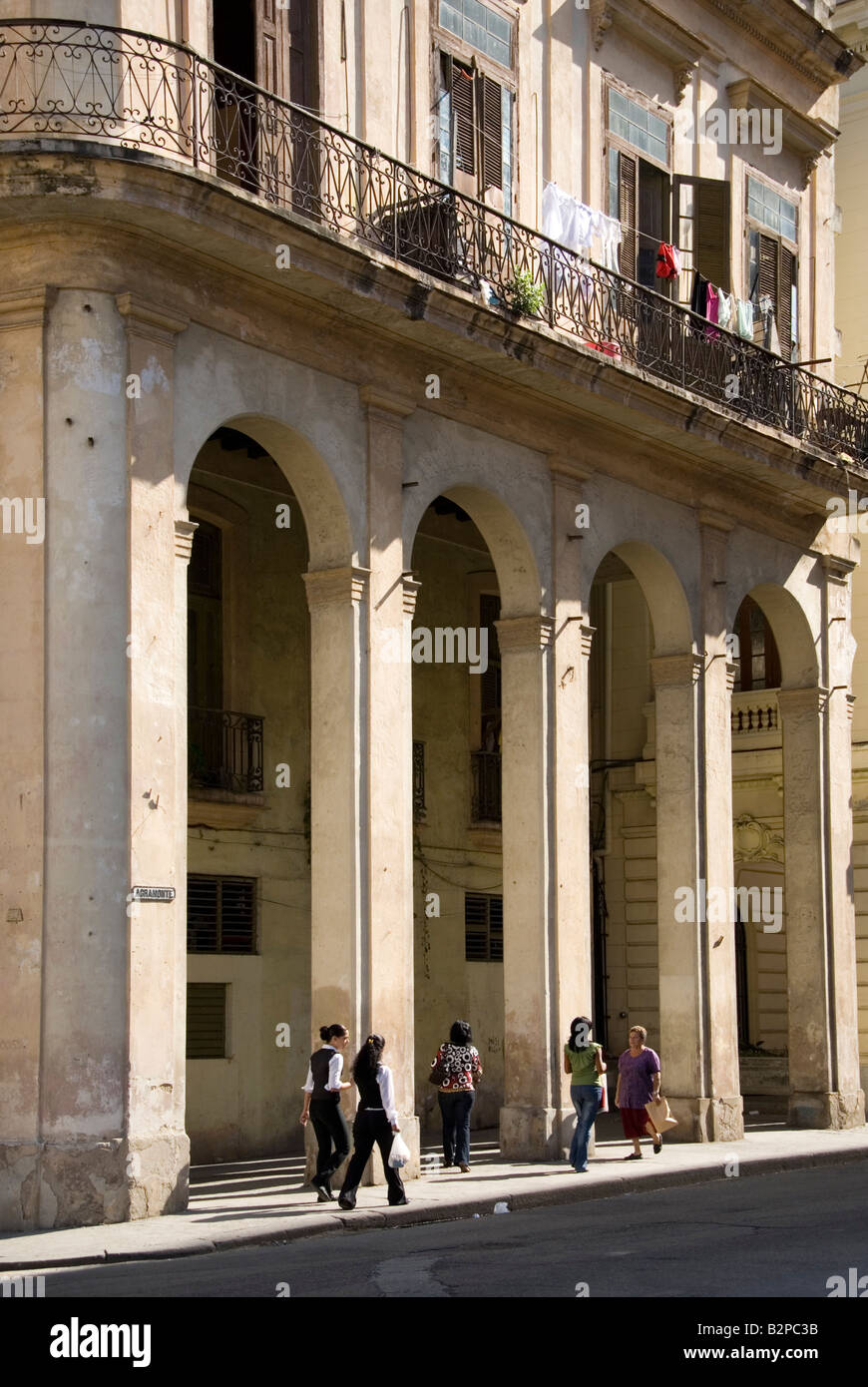 Straßenszene mit alten kolonialen Architektur in La Habana Vieja Havanna Kuba Stockfoto