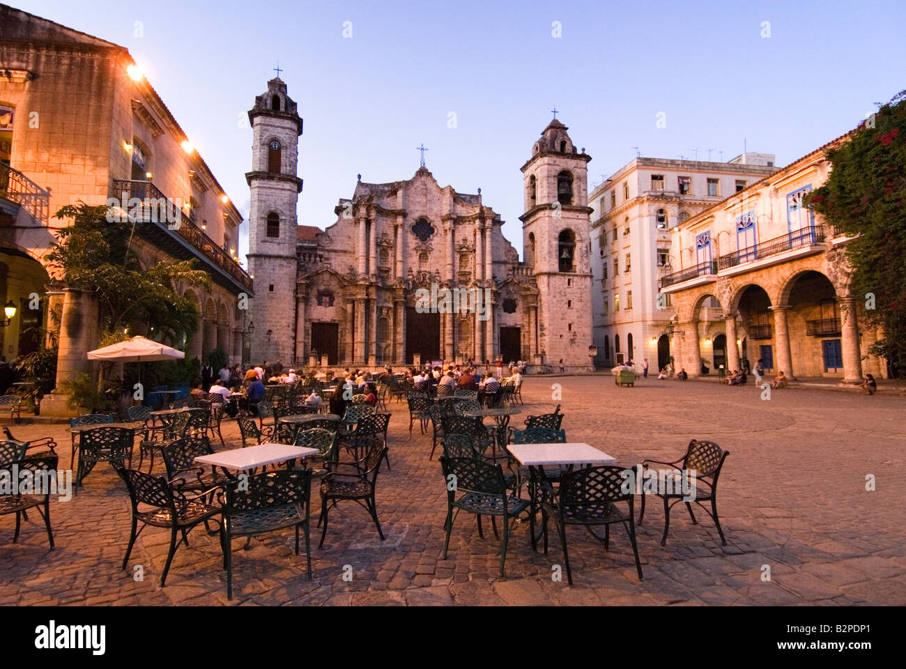Cafe vor Havanna s Kathedrale Catedral De San Cristobal De La Habana La Habana Vieja-Kuba Stockfoto