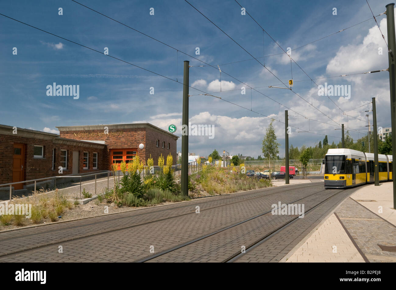 Straßenbahn, die am Nordbahnhof der S-Bahn im Berliner Bezirk Mitte fährt Stockfoto
