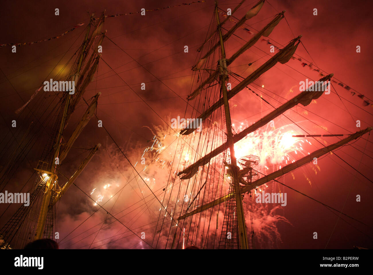 Bastille Day Feuerwerk vor dem russischen Schiff Krusenschtern, Brest 2008 Maritime Festival, Frankreich Stockfoto