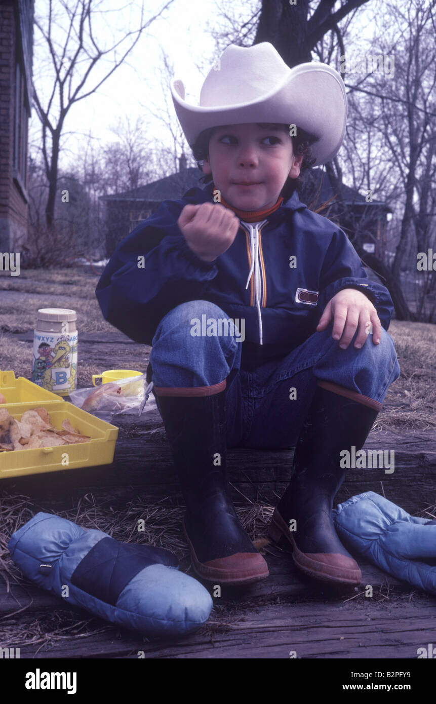 Retro-Foto eines jungen mit Cowboy Hut und Stiefel zu Mittag. Stockfoto
