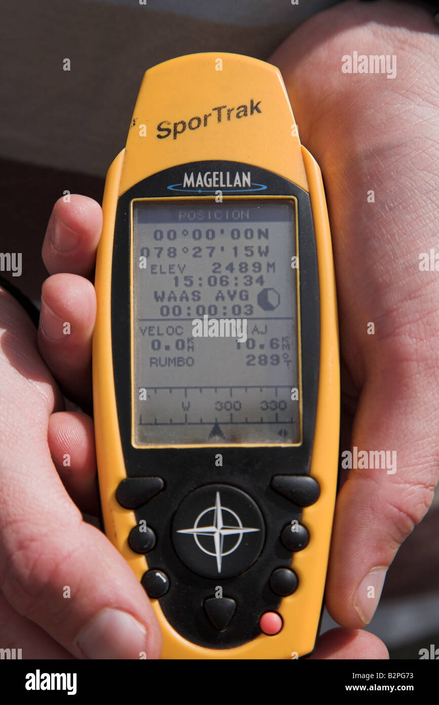 Ein Tourist bekommt ein 00 00 00 auf ein GPS-Gerät auf der Äquatorlinie außerhalb der Solar Museum Intinian in der Nähe von Quito in Ecuador. Stockfoto Ein Tourist bekommt ein 00 00 00 auf ein GPS-Gerät auf der Äquatorlinie außerhalb der Solar Museum Intinian in der Nähe von Quito in Ecuador. Stockfoto