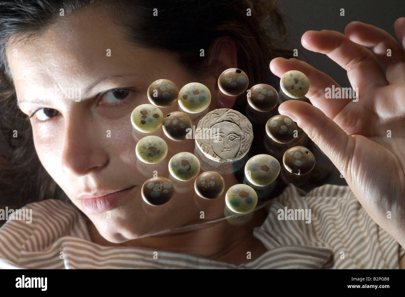 Romano-Britisch decoated Glas Gaming-Zähler rund um das Gesicht der Medusa aus Knochen geschnitzt. 4. Jahrhundert n. Chr. Kent, Großbritannien. Stockfoto