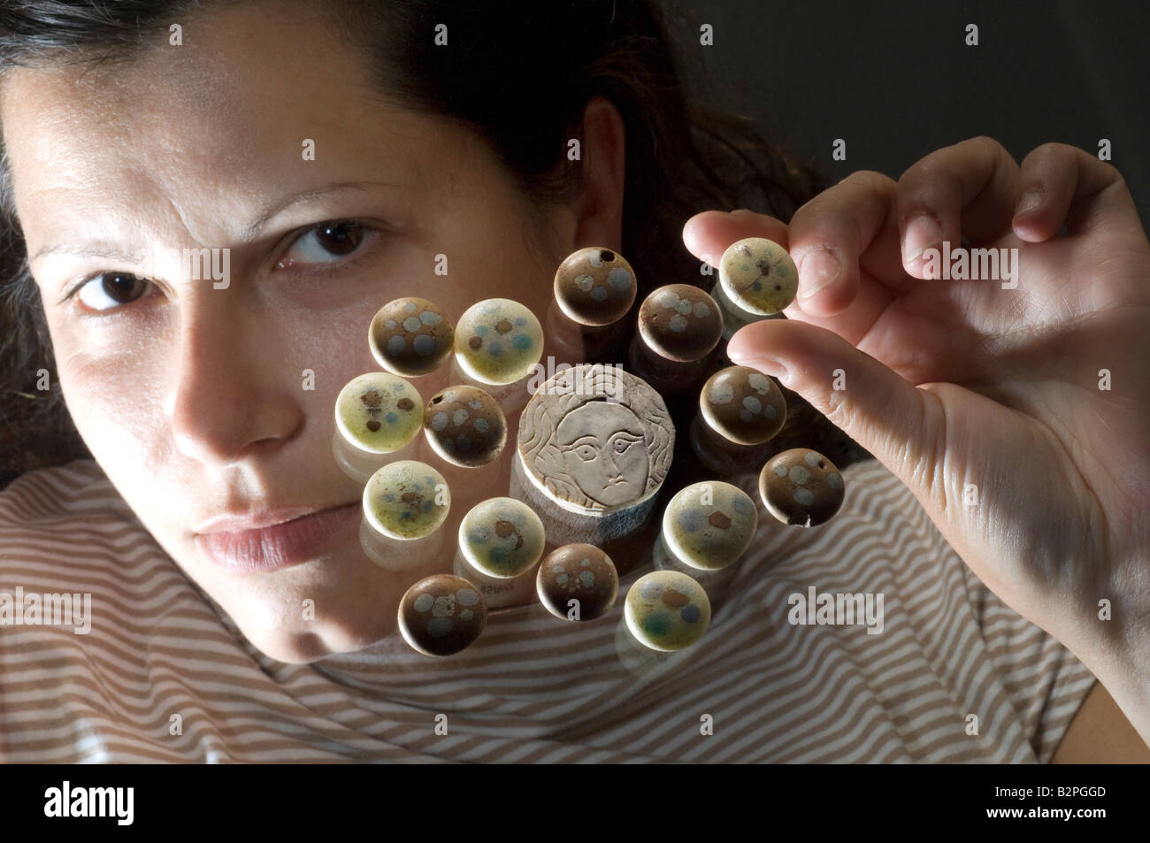 Romano-Britisch decoated Glas Gaming-Zähler rund um das Gesicht der Medusa aus Knochen geschnitzt. 4. Jahrhundert n. Chr. Kent, Großbritannien. Stockfoto