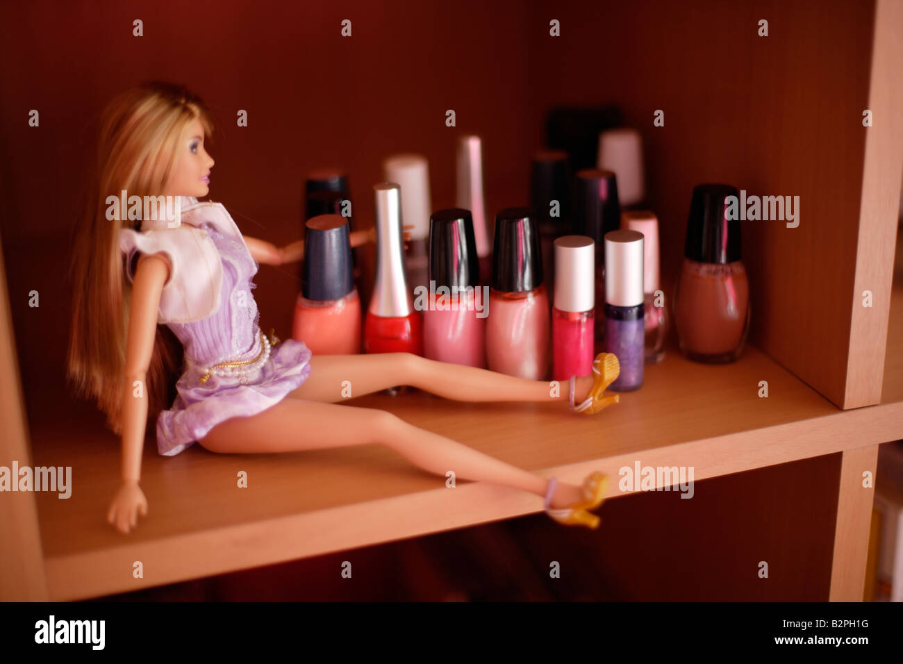 Barbie-Puppe Serie Barbie bewundert ihre Nagellack-Kollektion Stockfoto