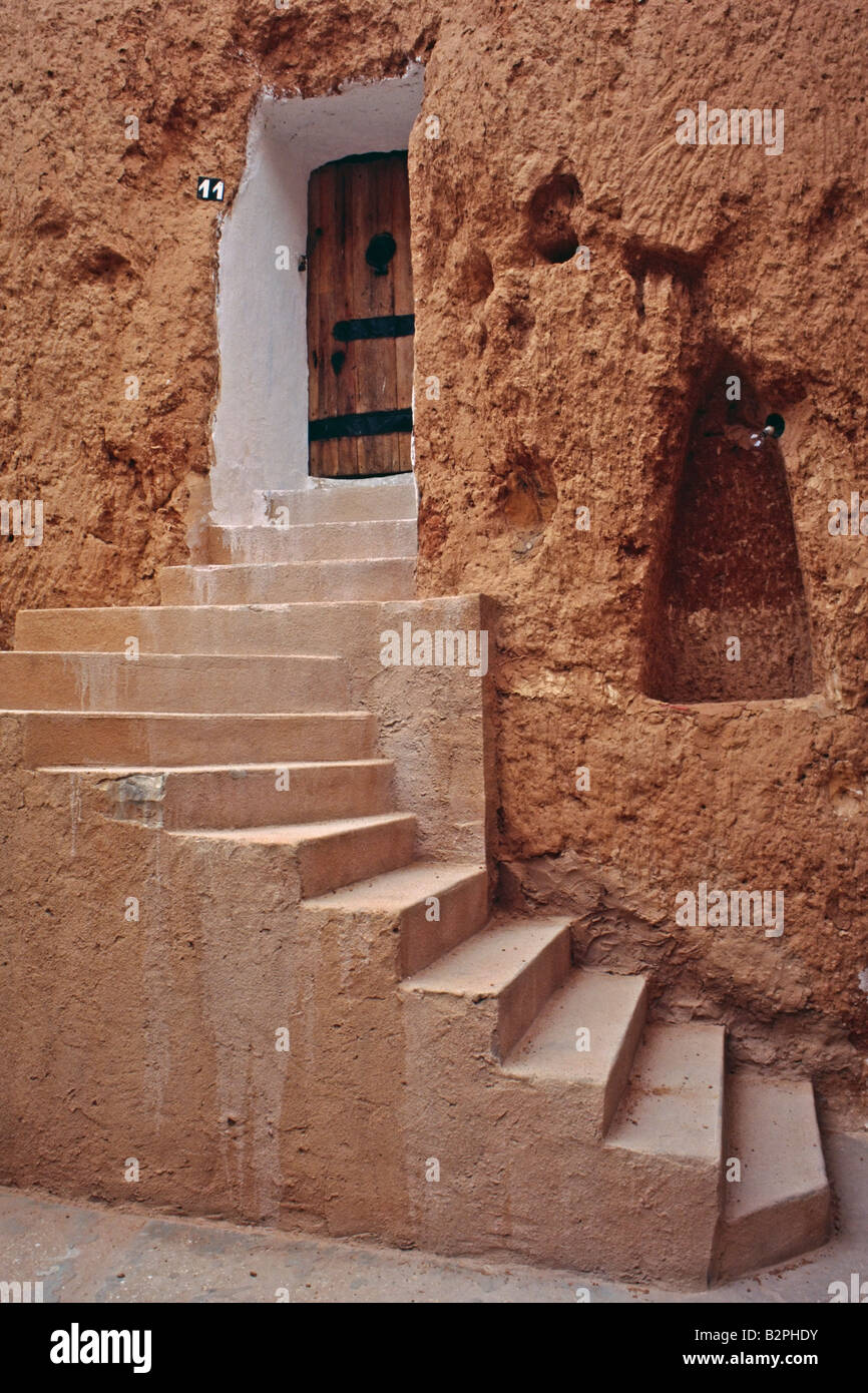 Treppe hinauf in einen Raum in der Höhle-Hotel in Matmata in Tunesien. Stockfoto