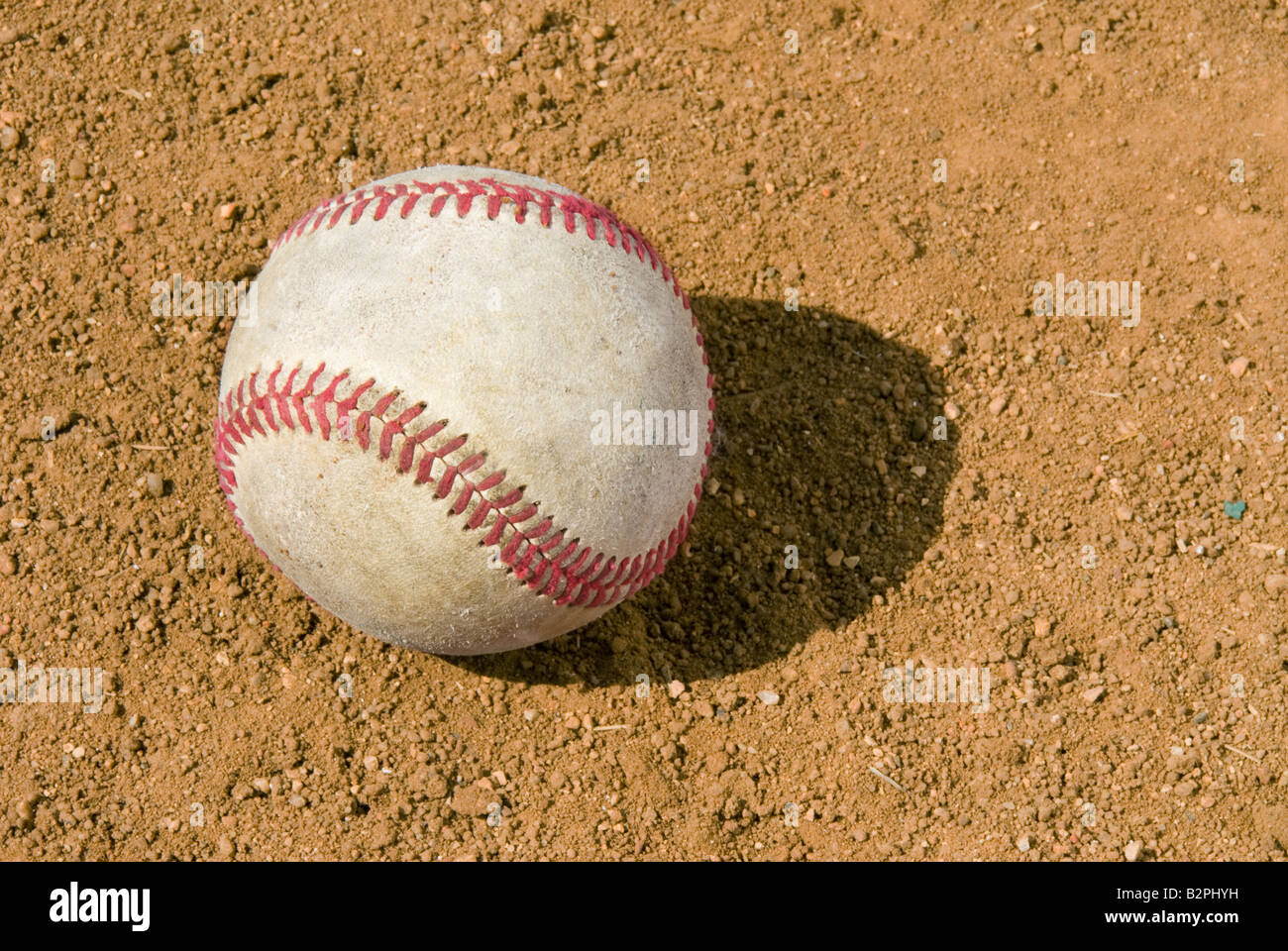 Ein Baseball liegt im Infield Schmutz während eines Spiels Stockfoto