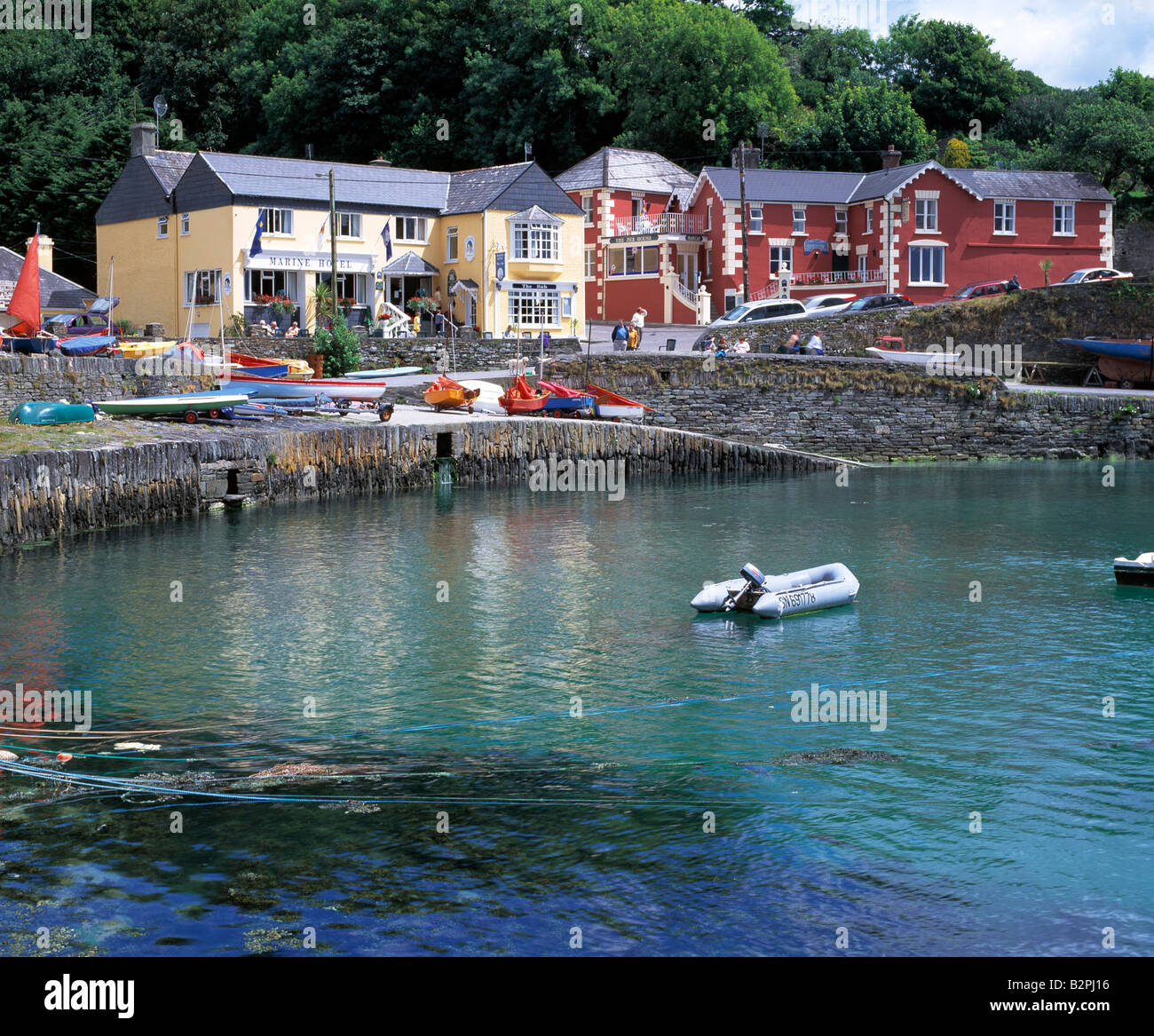 bunt bemalte Gebäude auf einem irischen Dorf an der Küste Stockfoto