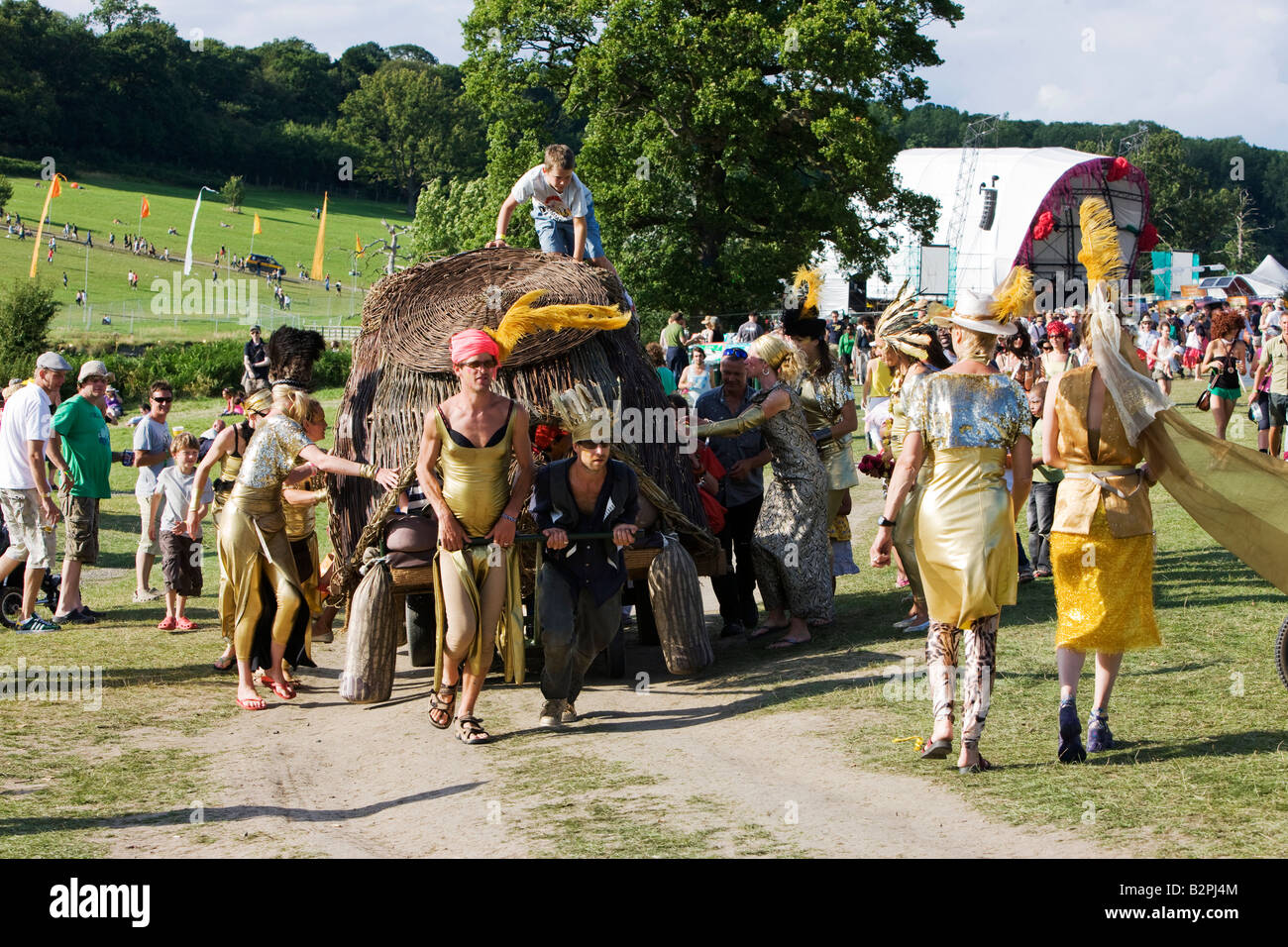 Viele Menschen ziehen einen Wagen an The Big Chill Festival 2008, Eastnor Herefordshire verkleidet Stockfoto