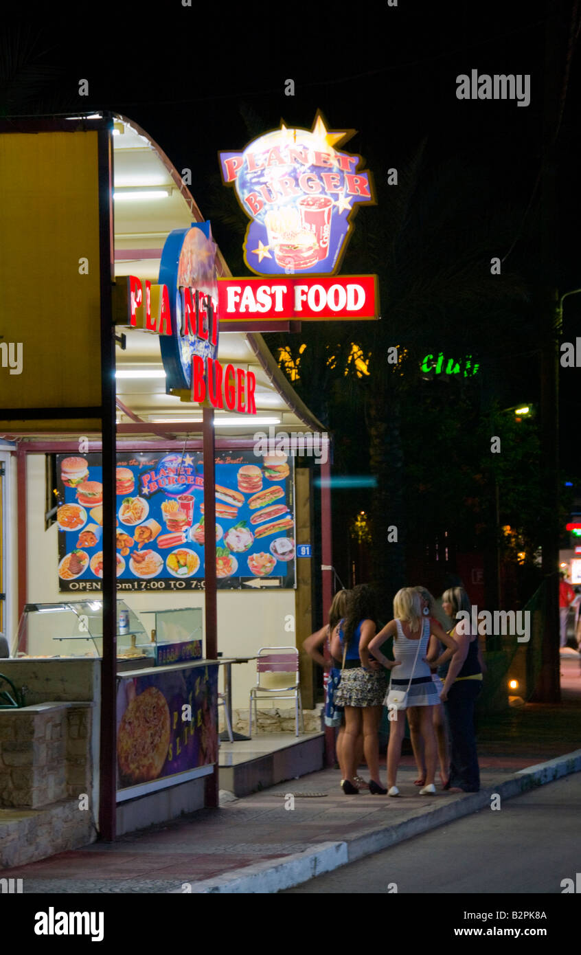 Planeten BURGER Fast-Food-Shop in der Nacht in Malia Altstadt auf der griechischen Mittelmeer Insel von Kreta GR EU Stockfoto