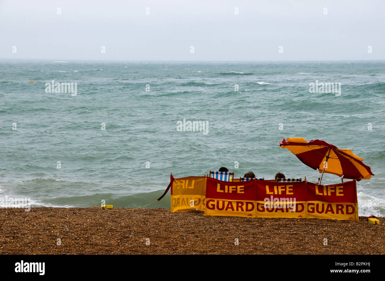 Rettungsschwimmer am Strand von Brighton in West Sussex an einem windigen Tag bewölkt. Stockfoto