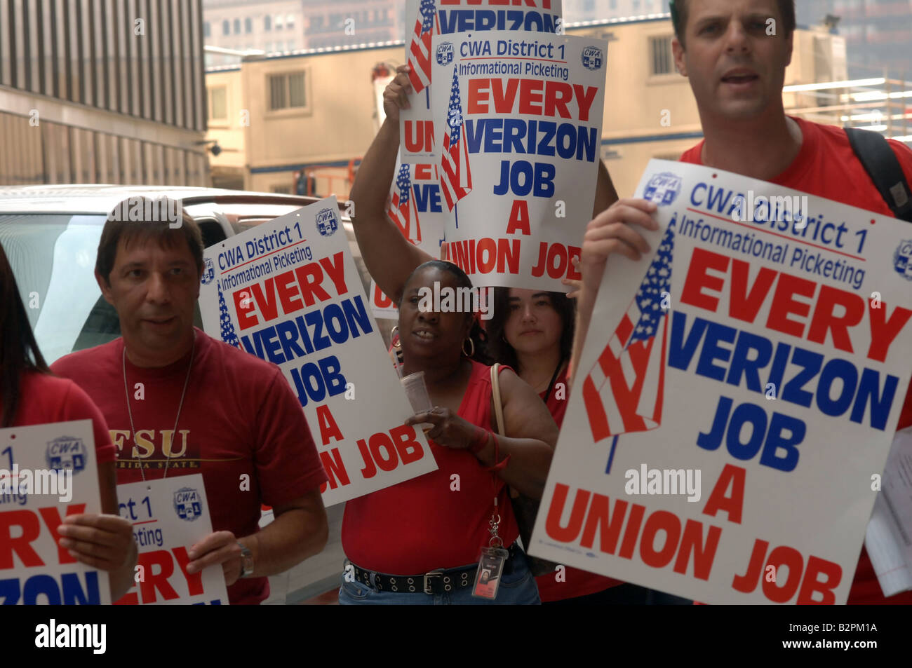 Verizon Arbeitnehmer halten eine informative Streikposten vor Verizon-Hauptquartier in New York vor dem Ablauf ihres Vertrages Stockfoto