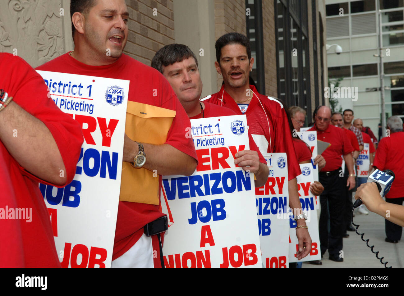 Verizon Arbeitnehmer halten eine informative Streikposten vor Verizon-Hauptquartier in New York vor dem Ablauf ihres Vertrages Stockfoto